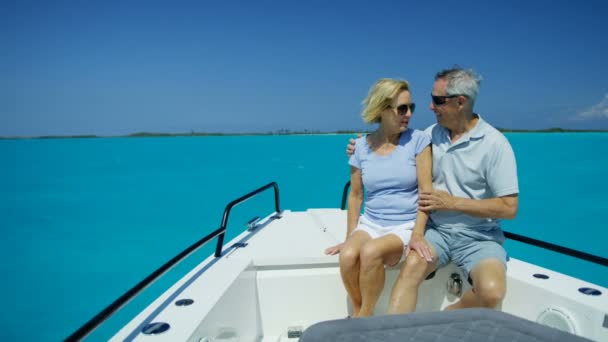 Amante casal caucasiano maduro no veleiro de luxo Bahamas — Vídeo de Stock