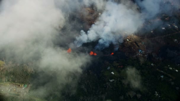 Повітря вулканічної магми нищить майно Кілауеа. — стокове відео
