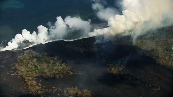 Widok z lotu ptaka płynna lawa wylewa się do Oceanu Spokojnego — Wideo stockowe