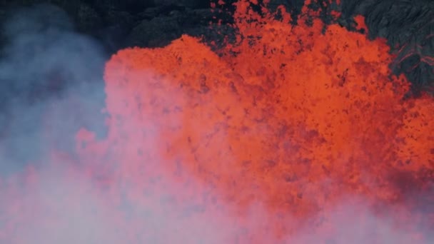 天然の赤熱溶岩の空中ビュー噴水 — ストック動画