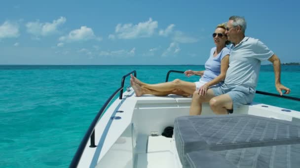 Milující starší americký pár plachtění jachta zdravý důchod — Stock video
