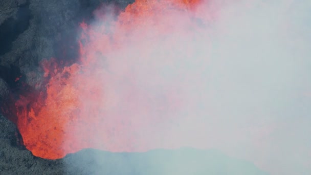 Вид с воздуха кипящий лавовый сернистый газ действующий вулкан — стоковое видео