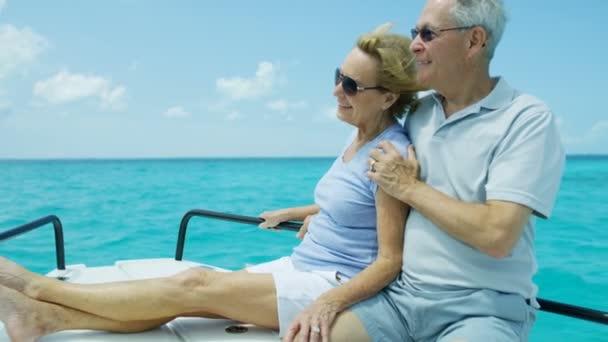 Dojrzałe mąż żona żeglarstwo luksusowy łódź emerytury rekreacji — Wideo stockowe