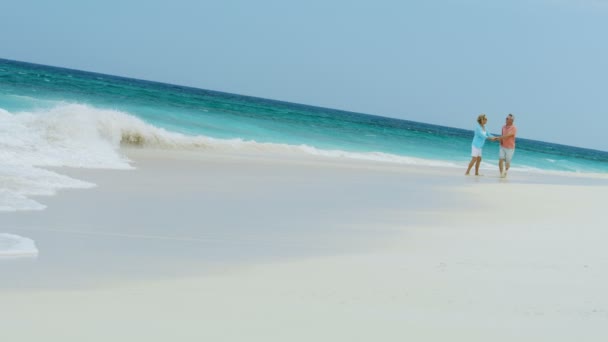 Aposentado casal caucasiano andando na praia de férias Bahamas — Vídeo de Stock