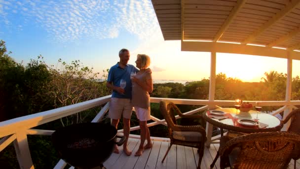 Amare coppia anziana sulla terrazza al tramonto Bahamas — Video Stock