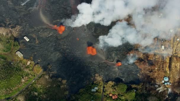 流动的火山岩浆破坏财产的空气a — 图库视频影像