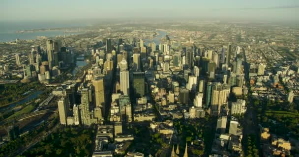 Matahari terbit di udara memandang pencakar langit kota Melbourne CBD — Stok Video