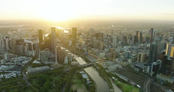 Výhled na západ slunce Melbourne Arts Centre Yarra River — Stock video