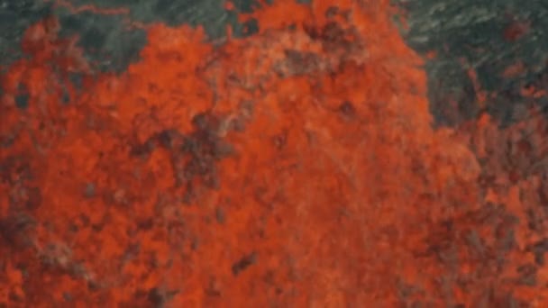 Воздух активного вулкана, извергающегося красной горячей магмой — стоковое видео