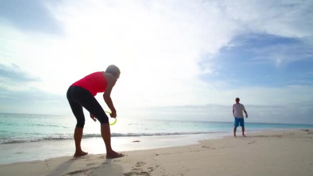 Happy senioren spelen frisbee op zandstrand Bahama 's — Stockvideo