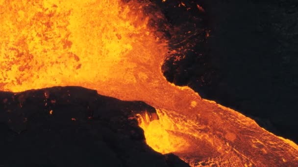 Вид з повітря на рідку вулканічну лаву, що втікає — стокове відео