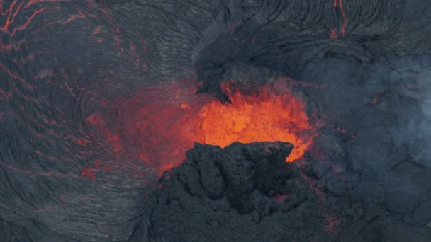 Antenne des aktiven Vulkans giftige Schwefelgase, die ausbrechen — Stockvideo