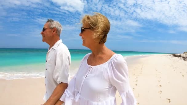 Зрелая пара наслаждается общением на тропическом пляже Багамские острова — стоковое видео