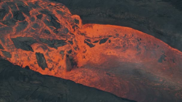 Letecký pohled řeka vroucího horkého vulkanického magmatu — Stock video