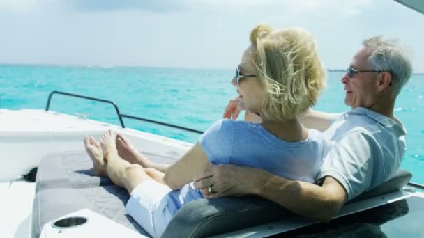 Moden mand kone udendørs sejlads fritid pensionering båd – Stock-video