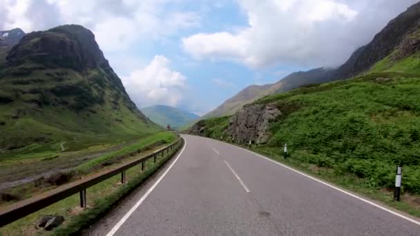 POV, Glencoe dağlarının üç kız kardeşini İskoçya 'ya götürüyor. — Stok video