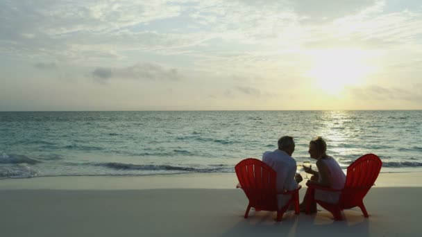 Milující starší americký pár sedí bezstarostné pobřeží Bahamy — Stock video