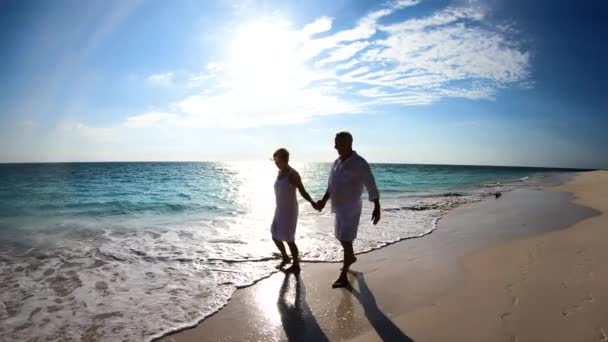 Silhuett av mogna par promenader på stranden Bahamas — Stockvideo