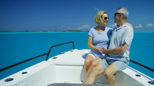 Mutlu kaygısız Kafkasyalı çift Bahamalar 'da lüks bir yatta yelken açıyor. — Stok video
