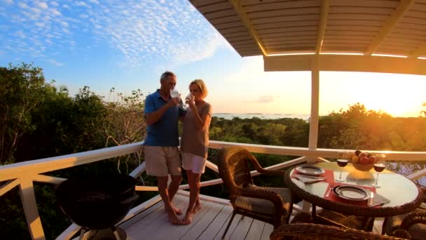 Feliz brindis en la terraza al atardecer Bahamas — Vídeo de stock