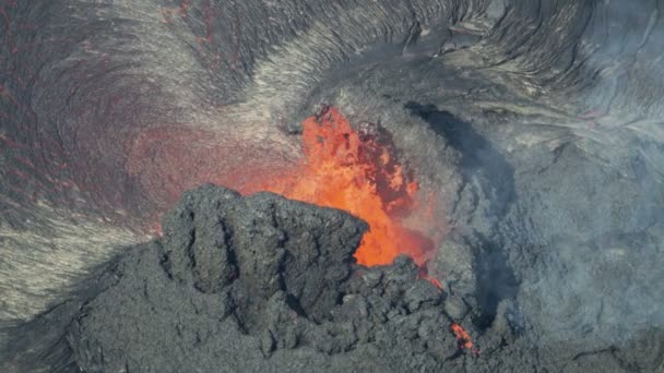 Vista aérea lava fundida caliente roja volcán en erupción — Vídeos de Stock