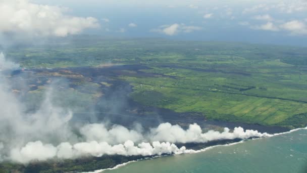 Luftbild Vulkanlava Kilauea tritt in Pazifischen Ozean ein — Stockvideo