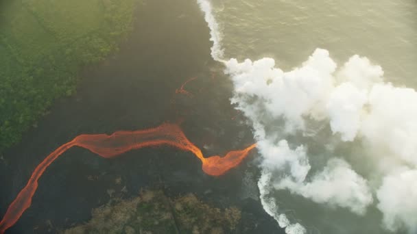 Vue aérienne lave chaude rouge coulant dans le Pacifique — Video