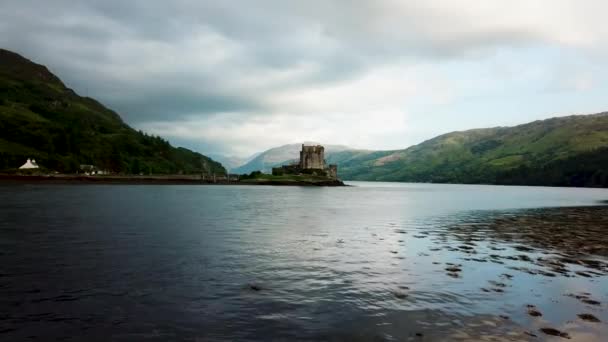 Ansicht Eilean Donan Burg aus dem 13. Jahrhundert Schottische Highlands — Stockvideo