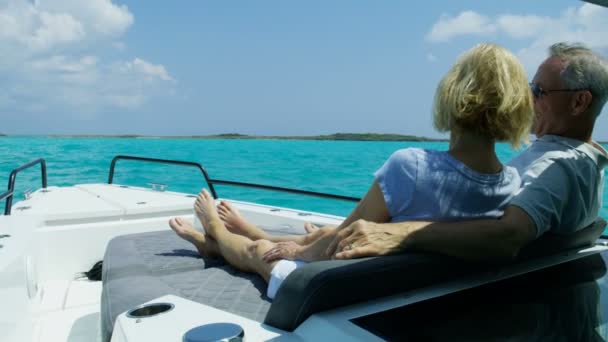 Starší manžel manželka plachtění Bahamy oceán odchod do důchodu bydlení — Stock video