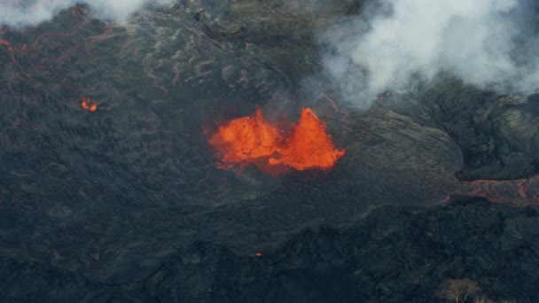 Widok z lotu ptaka otwarta magma szczelinowa z skorupy ziemskiej — Wideo stockowe