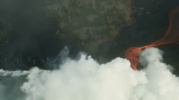Vista aérea lava quente vermelha derramando no Pacífico — Vídeo de Stock
