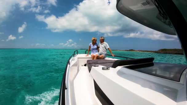 Счастливые старшие путешественники на роскошной парусной лодке расслабляющий Багамы — стоковое видео