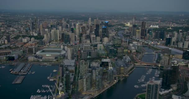 하늘을 뒤덮은 일몰 광경 멜버른 시의 스카이라인이 있는 부두 — 비디오
