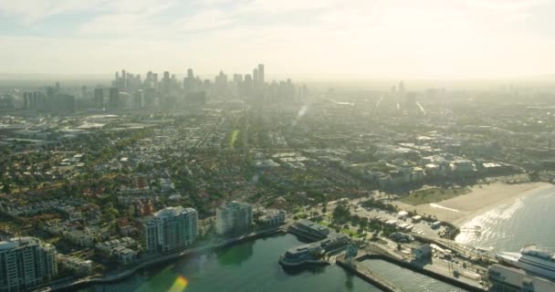 Luchtfoto bij zonsopgang stad voorstad Port Melbourne — Stockvideo