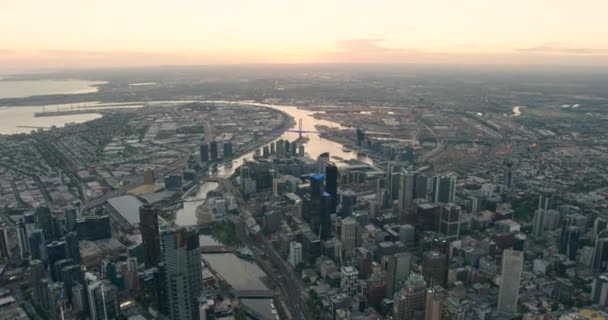 Vista aérea do pôr do sol Rio Yarra através do CBD de Melbourne — Vídeo de Stock