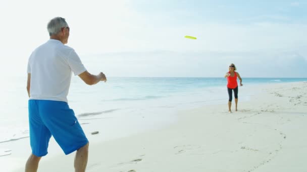 Dojrzałe mąż żona korzystających emerytury działalności na plaży — Wideo stockowe