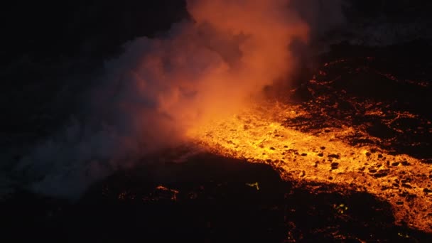 Vista aérea lava caliente roja que vierte en el Pacífico — Vídeos de Stock