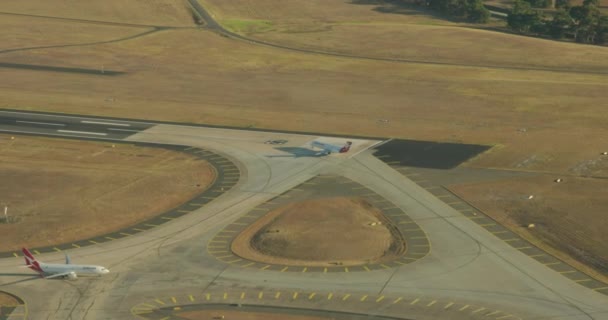 Vista aérea no nascer do sol pista do aeroporto internacional de Melbourne — Vídeo de Stock