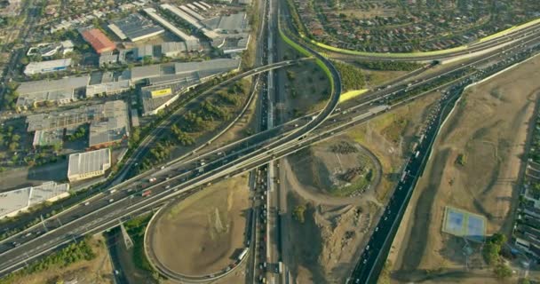 Légi felvétel napkeltekor a Tullamarine autópálya mentén Melbourne — Stock videók