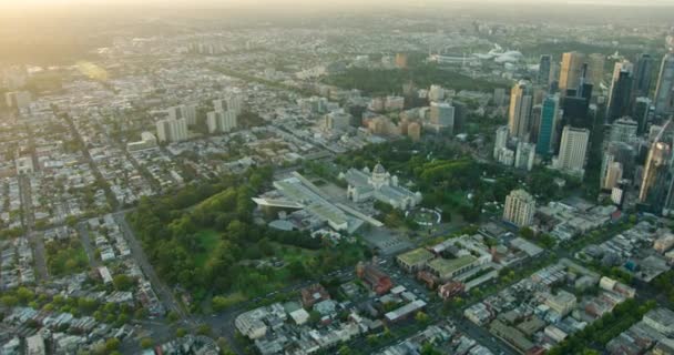 Luchtfoto zonsopgang uitzicht Carlton Gardens en Melbourne stadsgezicht — Stockvideo