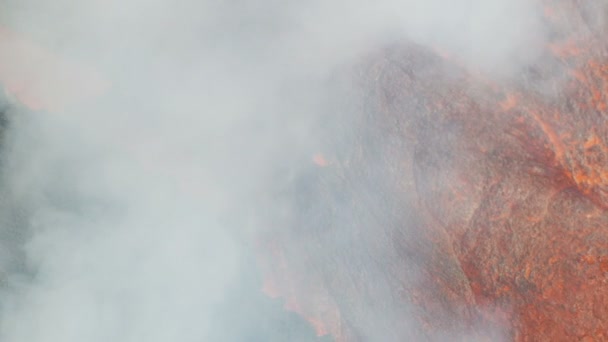 Luftaufnahme aktiver Schwefelgaswolken des Vulkans — Stockvideo
