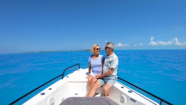 Pareja mayor en yate disfrutando de vacaciones navegando Bahamas — Vídeos de Stock