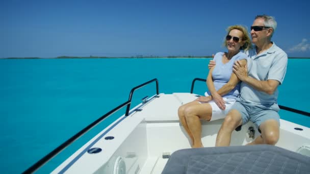 Maduro casal caucasiano no veleiro desfrutando juntos Bahamas — Vídeo de Stock