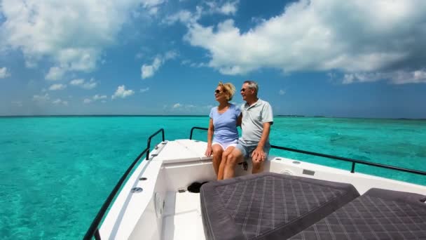 Despreocupado pareja jubilada teniendo viaje en yate al aire libre Bahamas — Vídeo de stock