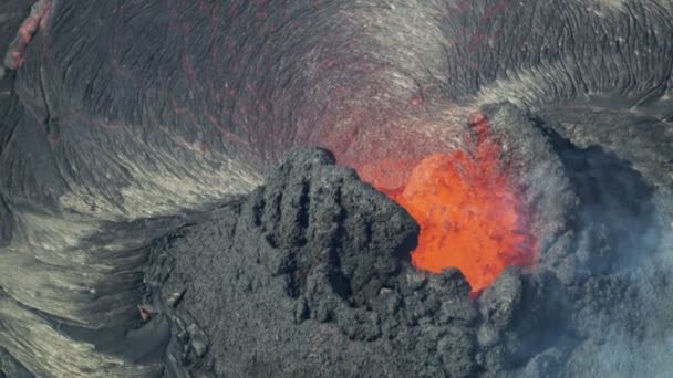 Vista aérea de los gases que entran en erupción directamente del magma — Vídeo de stock