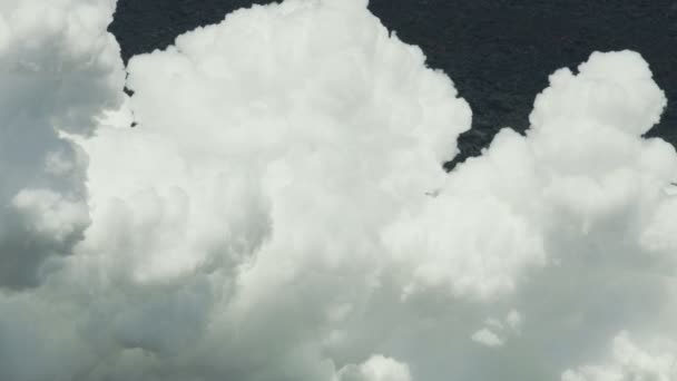 Fiume aereo di lava vulcanica attiva che scorre in mare — Video Stock