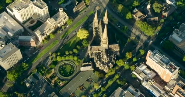 Gün doğumunda hava manzarası St Patricks Katedrali Melbourne — Stok video
