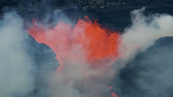 붉은 뜨거운 용암이 공중에 떠 있는 모습 — 비디오