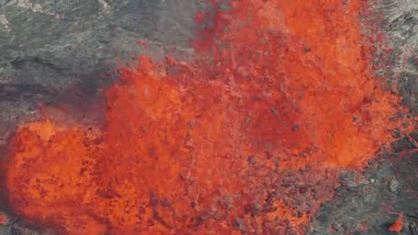 Luchtfoto fonteinen van natuurlijke rode hete lava — Stockvideo