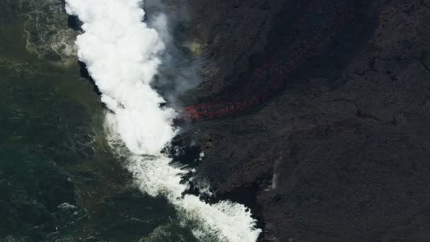 Letecký pohled roztavená láva tekoucí do Tichého oceánu — Stock video